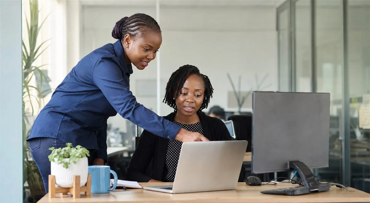 IT support specialist assisting a business user