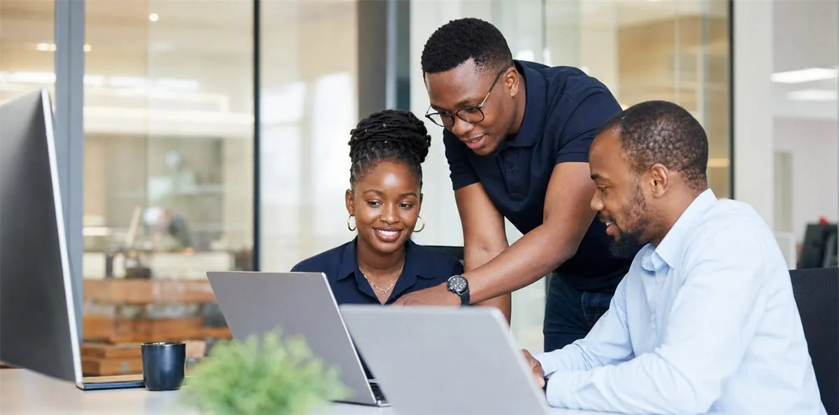 EMOS IT SERVICES team collaborating around business technology